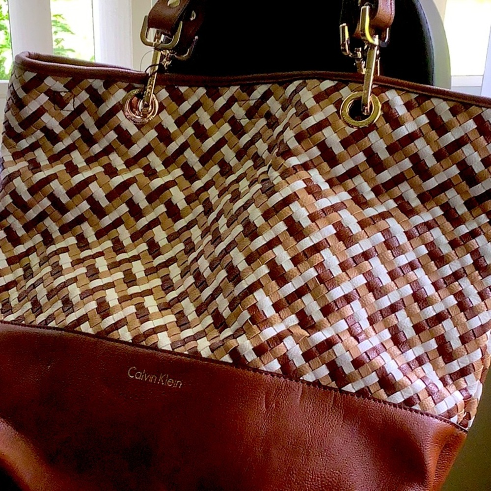 Thais Calvin Klein bag is in perfect condition inside and out
